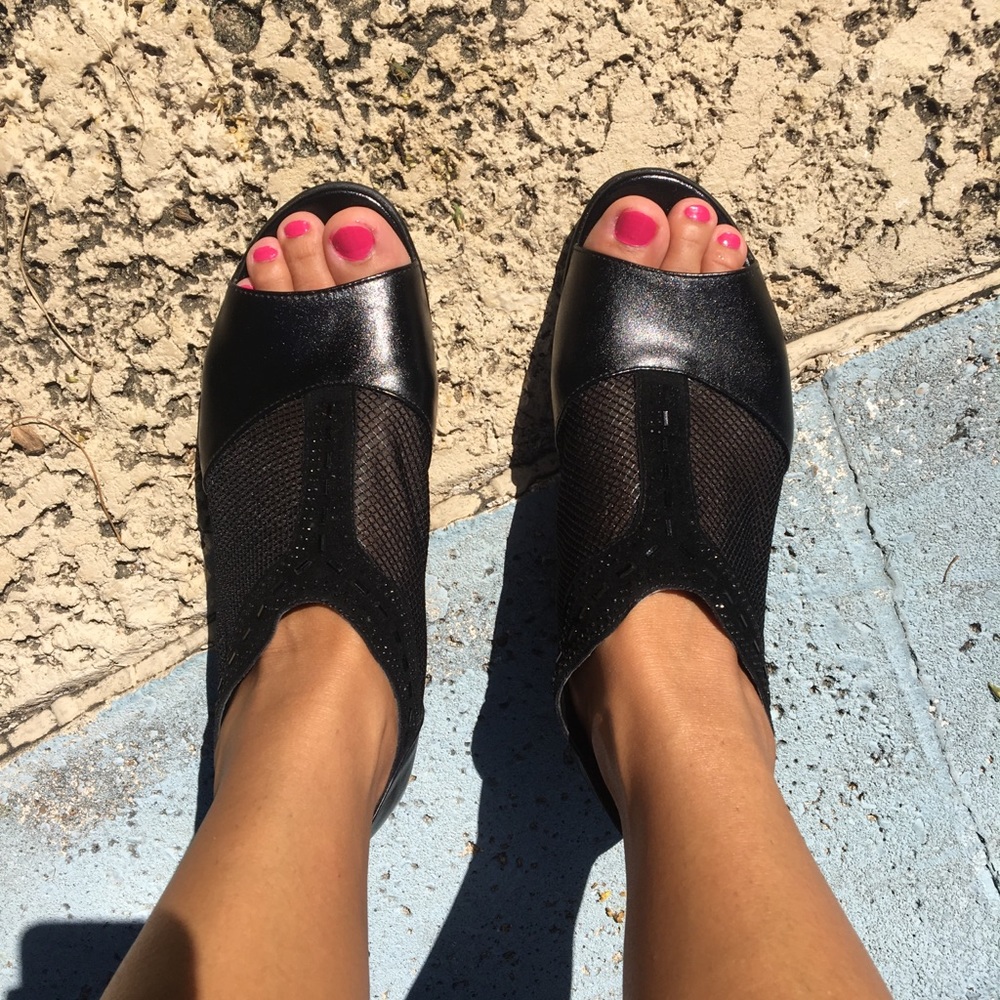 Black wedge Sandal!